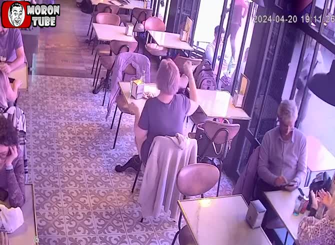Video :In a restaurant, a woman's bag is taken